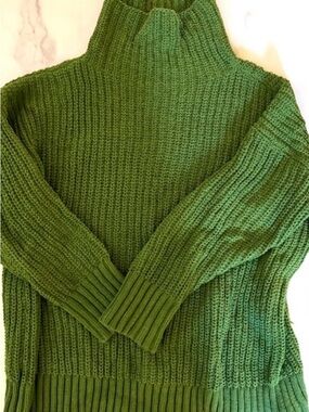 🟢 Aerie Green Cable Knit Turtleneck Sweater